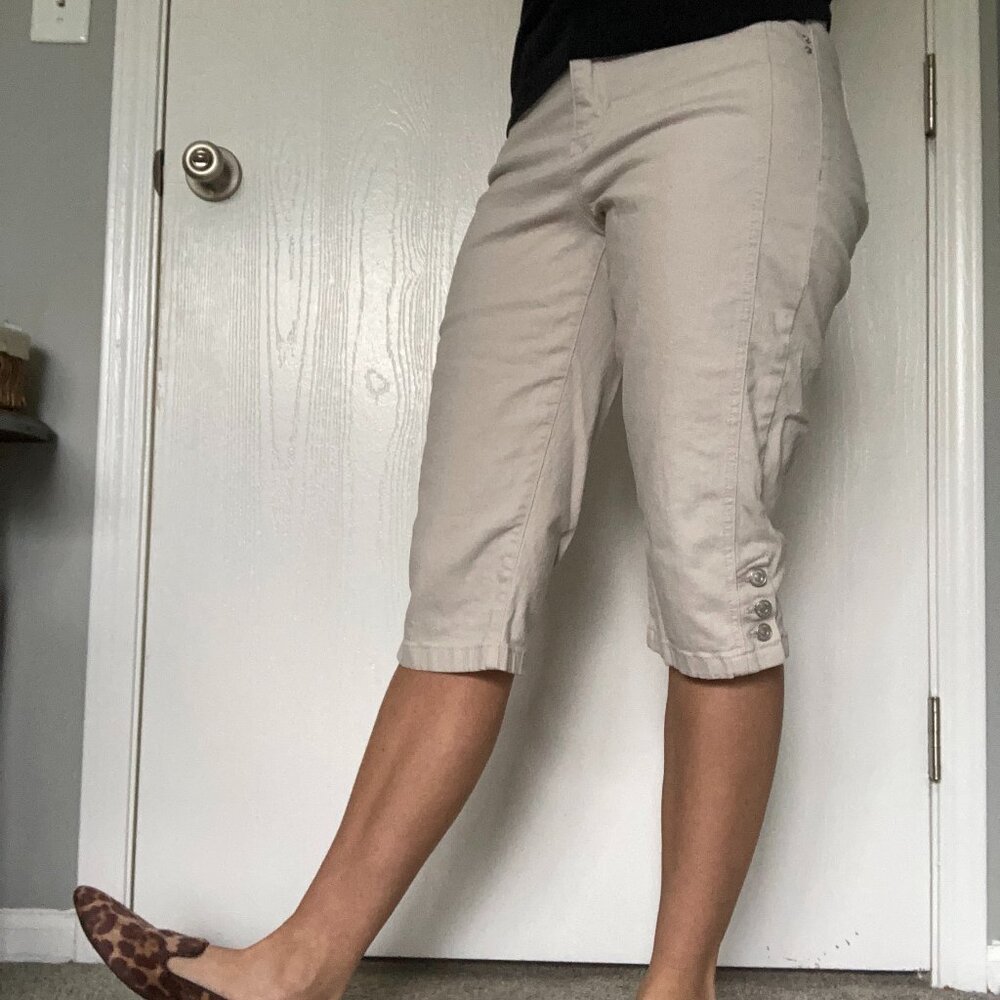 Gloria Vanderbilt cream capris